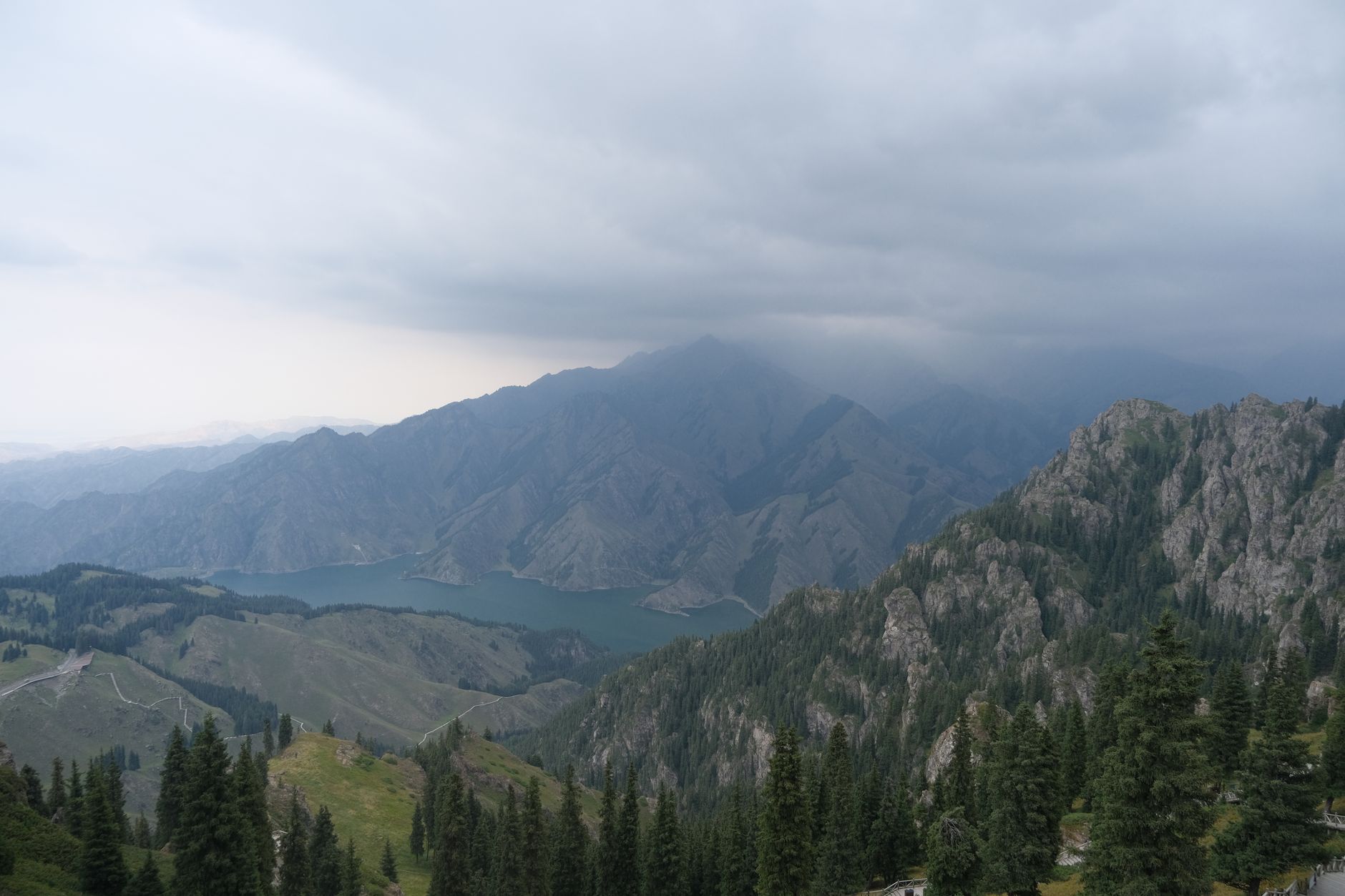 Кыргызстандын бийик аскалуу тоолору жана тунук көлү